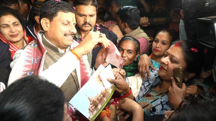 CM Dr. Yadav visits Parasdham Colony and distributes invitation cards for Ram Mandir Darshan in Ayodhya